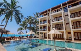 Sapphire Seas Beachfront Hotel